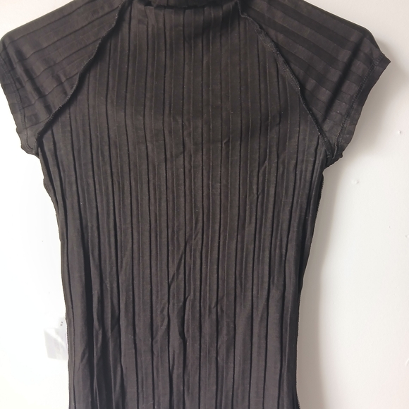 Reformation Charcoal Pleated Short Sleeve Top - Picture 8 of 8